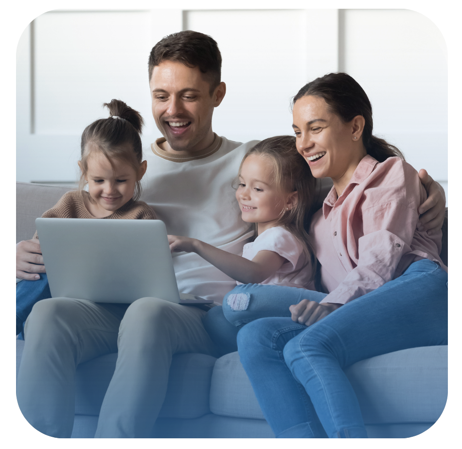 Família conectada em casa usando a internet da WDG Fibra